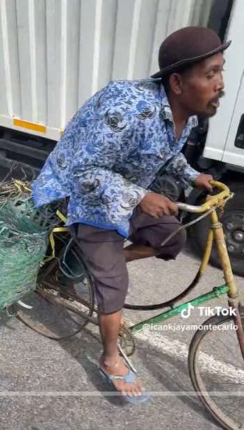 Momen Haru Perjuangan Bapak Kayuh Sepeda Usang, Ban Belakang Lepas Tetap Dipaksa Jalan