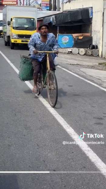 Momen Haru Perjuangan Bapak Kayuh Sepeda Usang, Ban Belakang Lepas Tetap Dipaksa Jalan