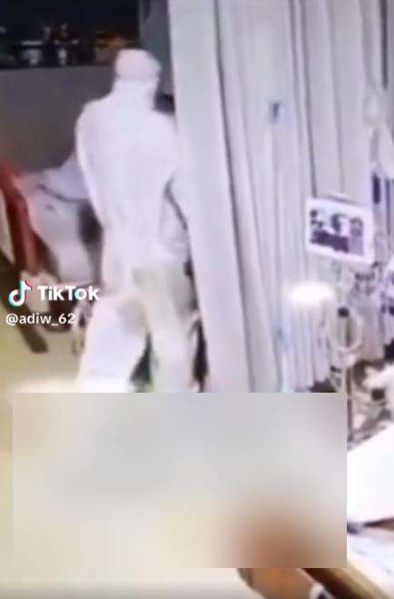 Ngakak! Tenaga medis dikira pocong.