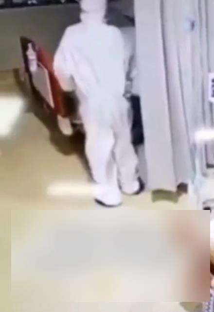 Ngakak! Tenaga medis dikira pocong.