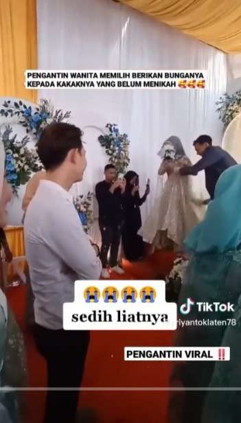 Momen Haru Adik Menikah Langkahi Sang Kakak, Mempelai Wanita ini Lakukan Hal Tak Terduga Saat Lempar Bunga