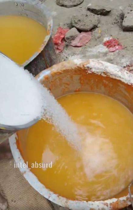 Pembuatan kue cucur yang menjijikkan.