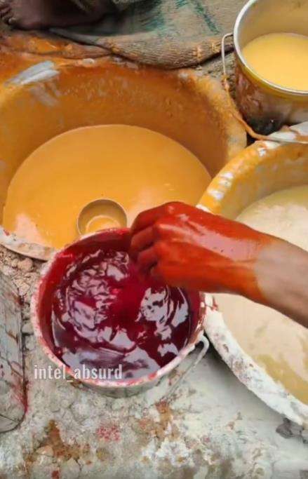 Pembuatan kue cucur yang menjijikkan.