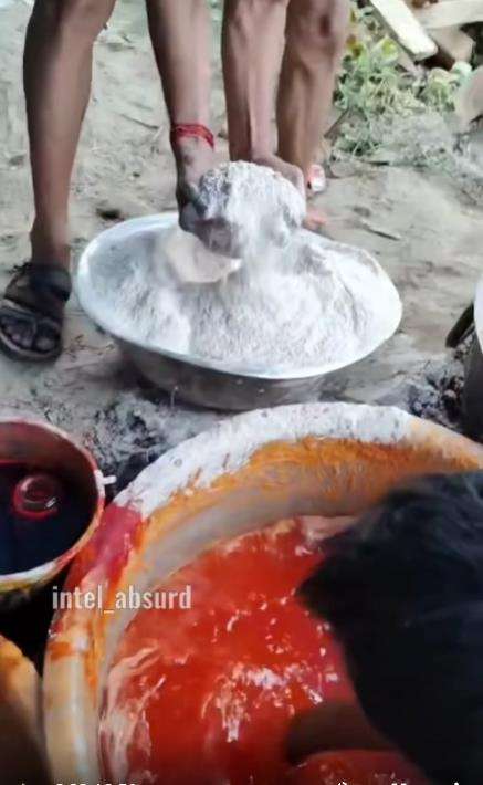 Pembuatan kue cucur yang menjijikkan.