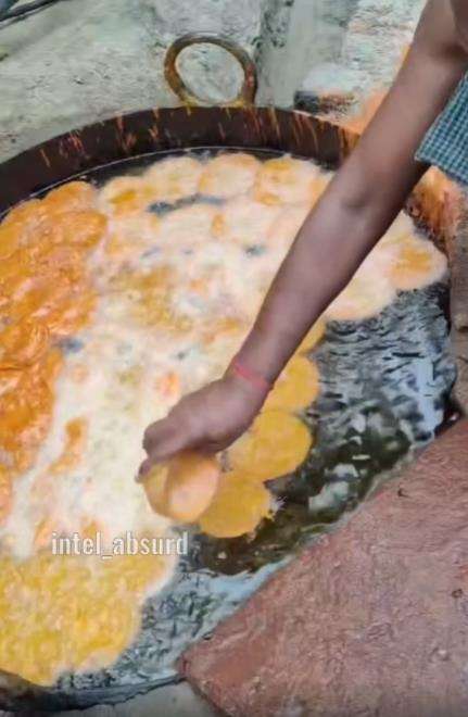 Pembuatan kue cucur yang menjijikkan.