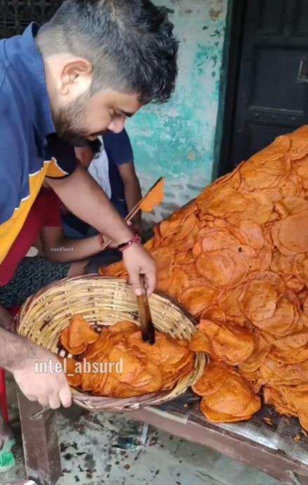 Pembuatan kue cucur yang menjijikkan.