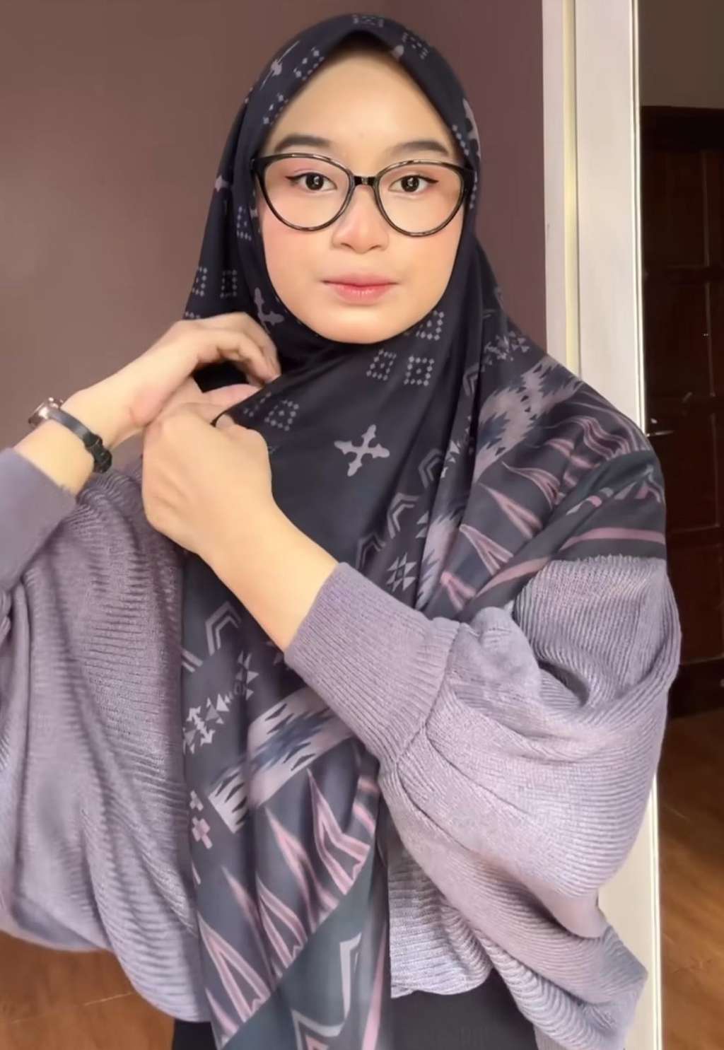Model Hijab Pattern Praktis tapi Manis, Hanya Butuh 2 Langkah