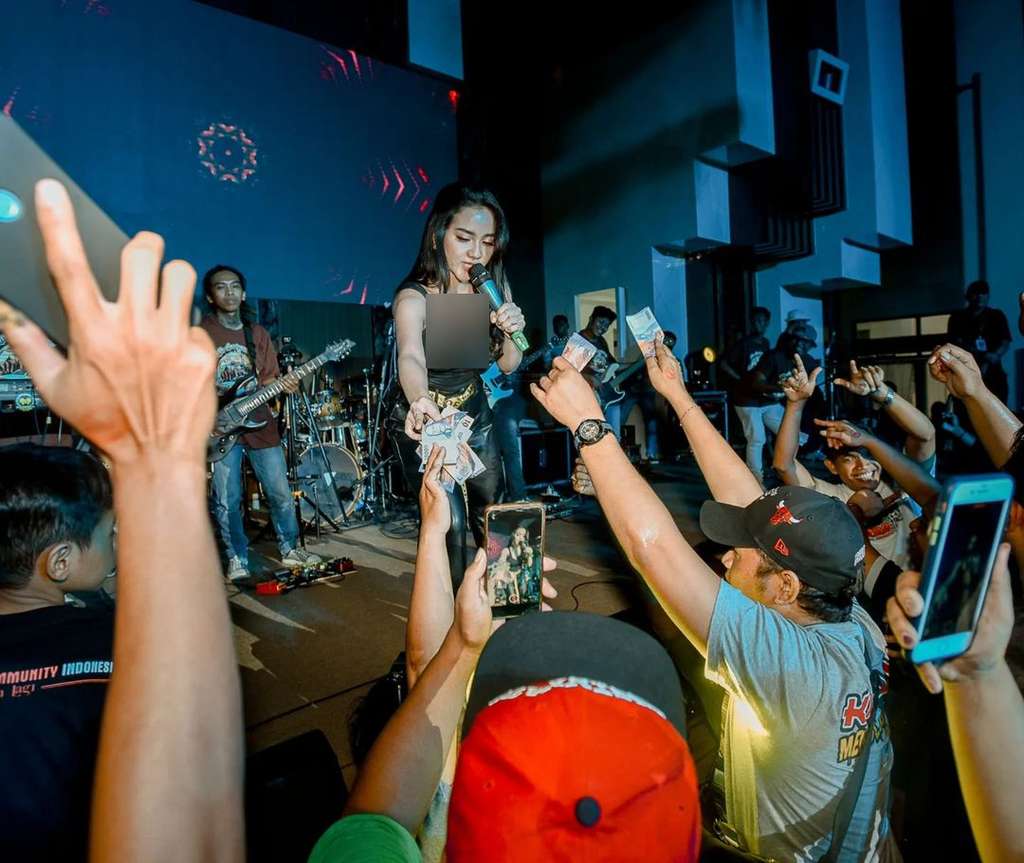 Lala Widy pendangdut koplo asal Sidoarjo Lala Widy pendangdut koplo asal Sidoarjo