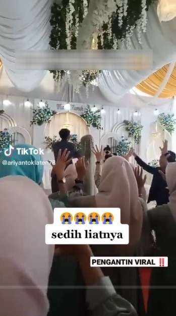 Momen mempelai pengantin hendak lempar bunga
