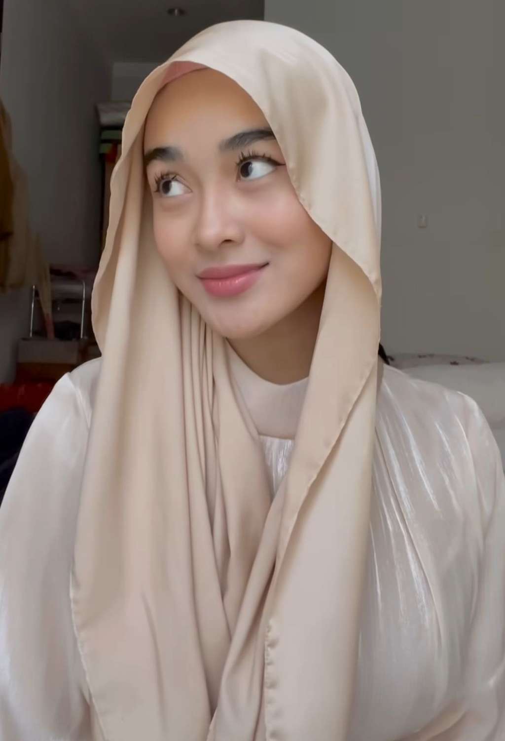 Mempesona dengan Pashmina Satin, Intip Look Selebgram Bandung