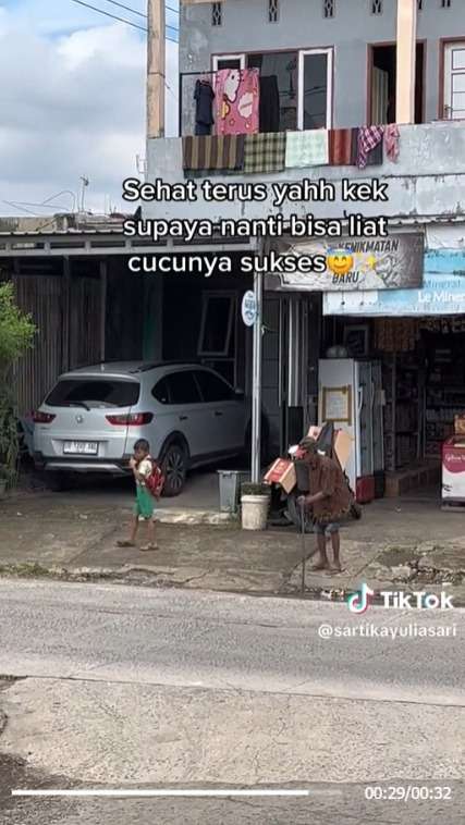 Momen Manis Kakek Jemput dan Beri Jajan Cucunya Agar Bahagia, Bikin Iri Warganet  Meski Uangnya Kurang