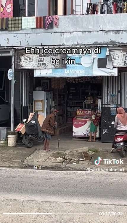 Momen Manis Kakek Jemput dan Beri Jajan Cucunya Agar Bahagia, Bikin Iri Warganet  Meski Uangnya Kurang