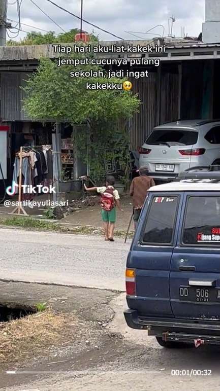 Momen Manis Kakek Jemput dan Beri Jajan Cucunya Agar Bahagia, Bikin Iri Warganet  Meski Uangnya Kurang