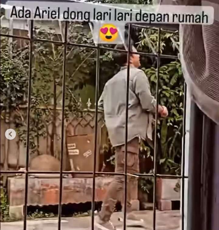 Ariel Noah lari-larian di depan rumah fans