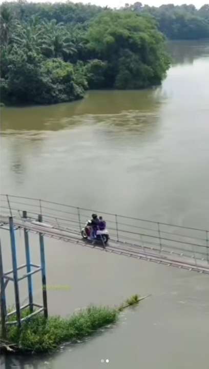 Detik-Detik Pengendara Boncengan Motor Lewat Jembatan Gantung di Riau Bikin yang Lihat Deg-Degan