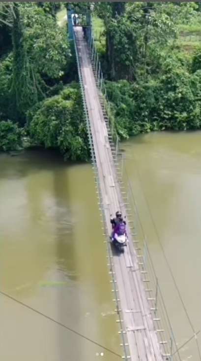 Detik-Detik Pengendara Boncengan Motor Lewat Jembatan Gantung di Riau Bikin yang Lihat Deg-Degan