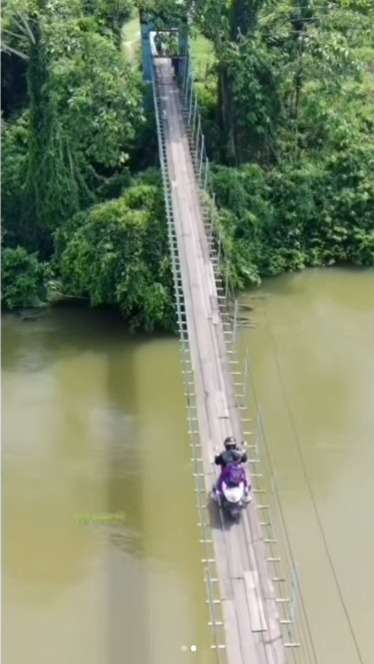 Detik-Detik Pengendara Boncengan Motor Lewat Jembatan Gantung di Riau Bikin yang Lihat Deg-Degan