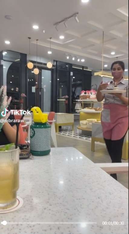 Momen Kocak Wanita Dikasih Kejutan Ulang Tahun Tiba-Tiba Ada Anak Kecil Tiup Lilin Kuenya