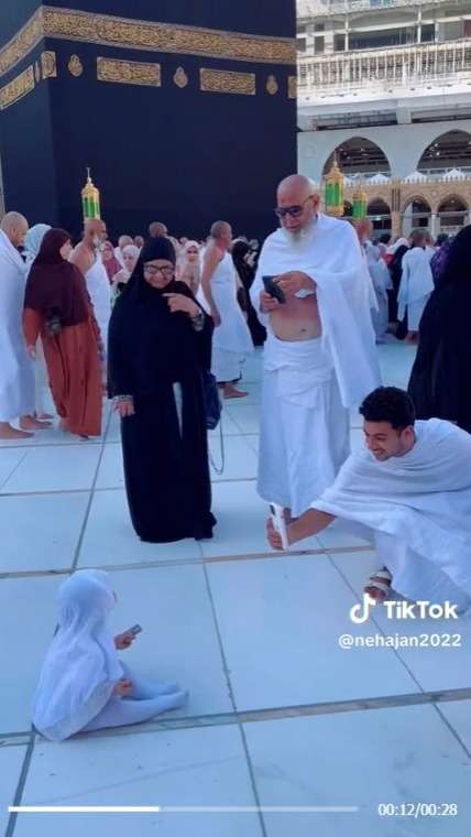 Momen Gemas Anak Kecil Ngesot di Samping Ka’bah, Viral Hingga Ditonton Lebih 30 Juta Kali