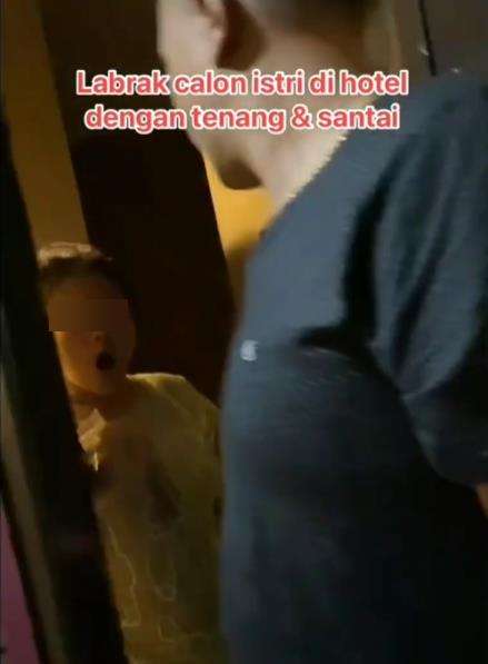 Labrak istri selingkuh di hotel.