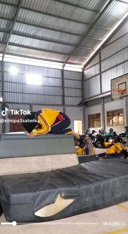 Momen Kocak Cewek Roll Depan Saat Pelajaran Penjas, Malah Sujud Sampai ke Mekah