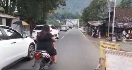 Respect! Aksi Emak-Emak Berdaster Kawal Ambulans Bawa Pasien Terobos Macet Panjang
