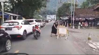 Respect! Aksi Emak-Emak Berdaster Kawal Ambulans Bawa Pasien Terobos Macet Panjang