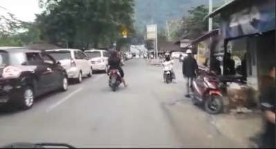 Respect! Aksi Emak-Emak Berdaster Kawal Ambulans Bawa Pasien Terobos Macet Panjang