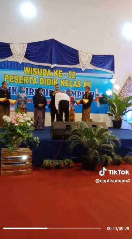 Kejadian Tak Terduga Buat Momen Wisuda Siswa ini Tak Terlupakan Seumur Hidup!