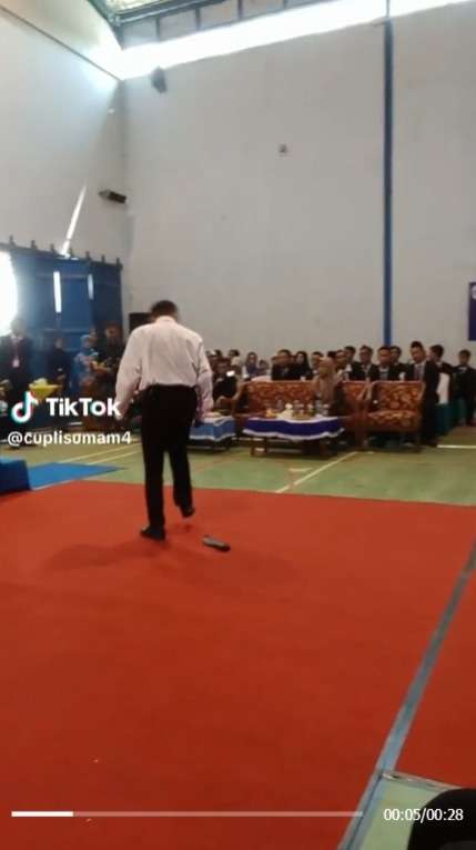 Kejadian Tak Terduga Buat Momen Wisuda Siswa ini Tak Terlupakan Seumur Hidup!