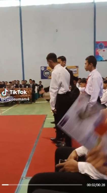 Kejadian Tak Terduga Buat Momen Wisuda Siswa ini Tak Terlupakan Seumur Hidup!