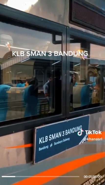 Seru Banget! SMA N 3 Bandung Sewa Kereta Untuk Berangkat Study Tour ke Bali