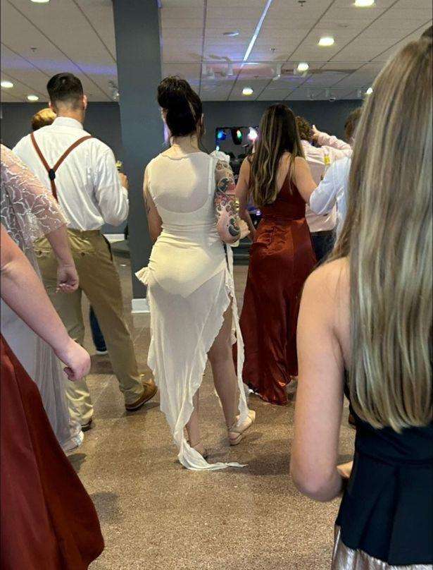 Gaun wanita yang dianggap keterlaluan seksi di acara pernikahan.