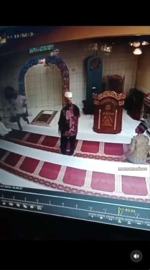 Pria Tiba-Tiba Muncul dari Atas Masjid Bikin Jemaah Terkejut, Disebut Mirip Film Mr.Bean
