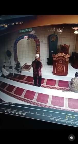 Pria Tiba-Tiba Muncul dari Atas Masjid Bikin Jemaah Terkejut, Disebut Mirip Film Mr.Bean