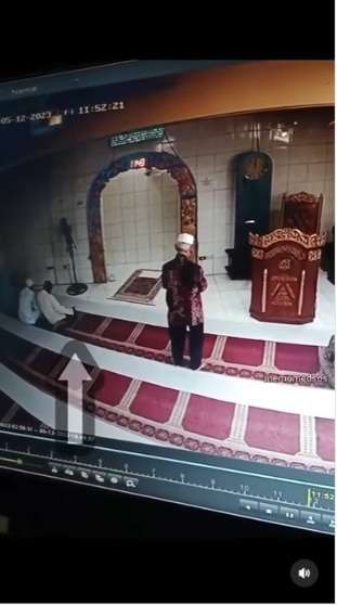 Pria Tiba-Tiba Muncul dari Atas Masjid Bikin Jemaah Terkejut, Disebut Mirip Film Mr.Bean