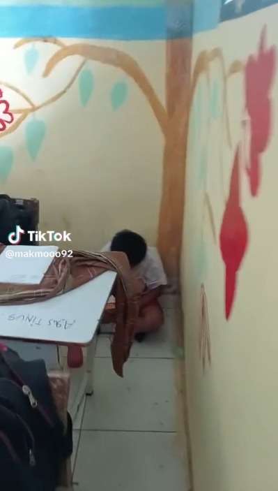 Momen Anak SD Makan Bekal Seadanya Sendirian di Pojok Kelas ini Bikin Mewek