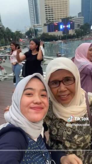 Momen Haru Anak Ajak Ibunya ke Jakarta, Bersyukur Mimpinya Terwujud Setelah 2 Tahun Merantau