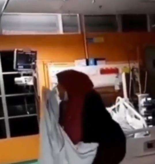 Emak-emak kesurupan di rumah sakit.