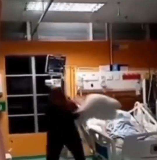 Emak-emak kesurupan di rumah sakit.
