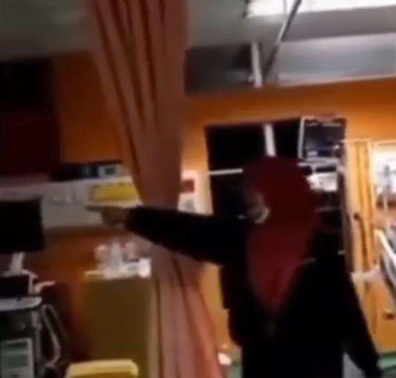 Emak-emak kesurupan di rumah sakit.