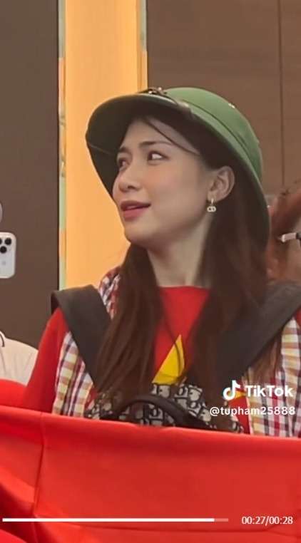 Penyanyi Cantik Asal Vietnam Kesal Teriaknya Kalah Lantang dari Suporter Indonesia, Ekspresinya Menggemaskan