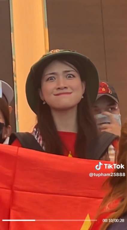 Penyanyi Cantik Asal Vietnam Kesal Teriaknya Kalah Lantang dari Suporter Indonesia, Ekspresinya Menggemaskan