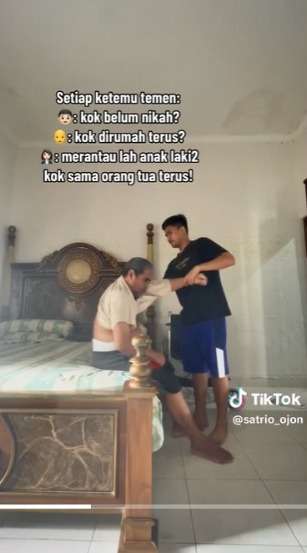 Ketulusan Anak Sepenuh Hati Rawat Ayahnya yang Sedang Sakit Bikin Hati Terenyuh