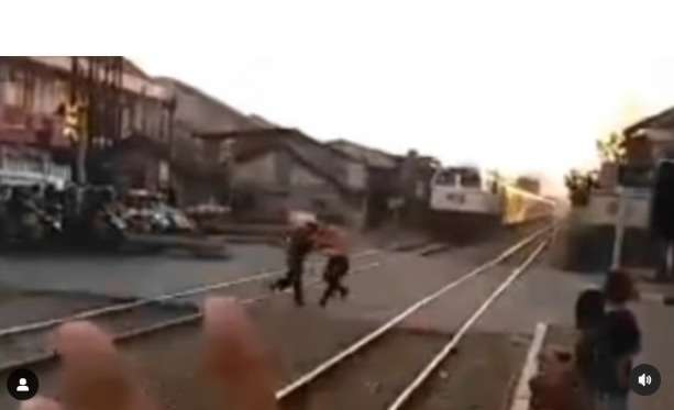 Detik-Detik Menegangkan Lansia Hampir 'Dicium' Kereta, Beruntuk Petugas Sigap Menariknya