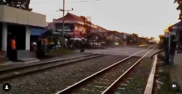 Detik-Detik Menegangkan Lansia Hampir 'Dicium' Kereta, Beruntuk Petugas Sigap Menariknya