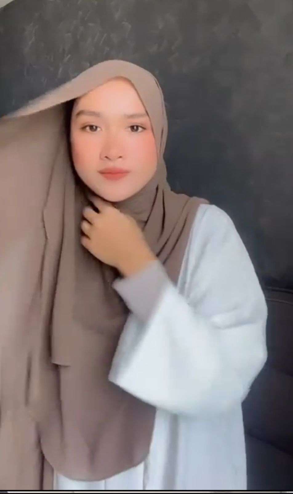 Anti Ribet, Cara Cepat Styling dengan Pashmina Sifon