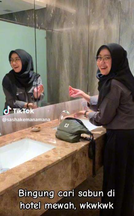 Bingung cari sabun di toilet hotel mewah di Jakarta.