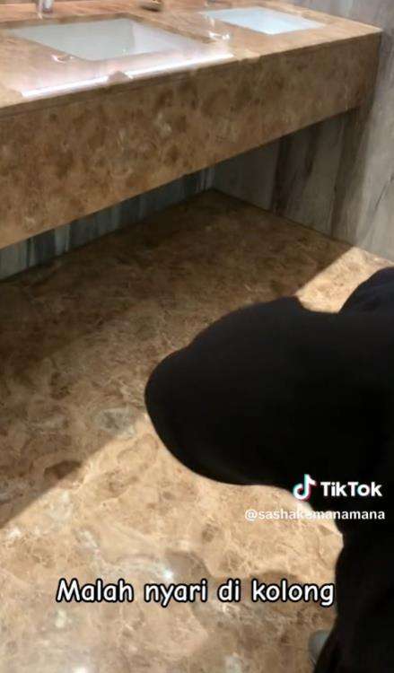 Bingung cari sabun di toilet hotel mewah di Jakarta.