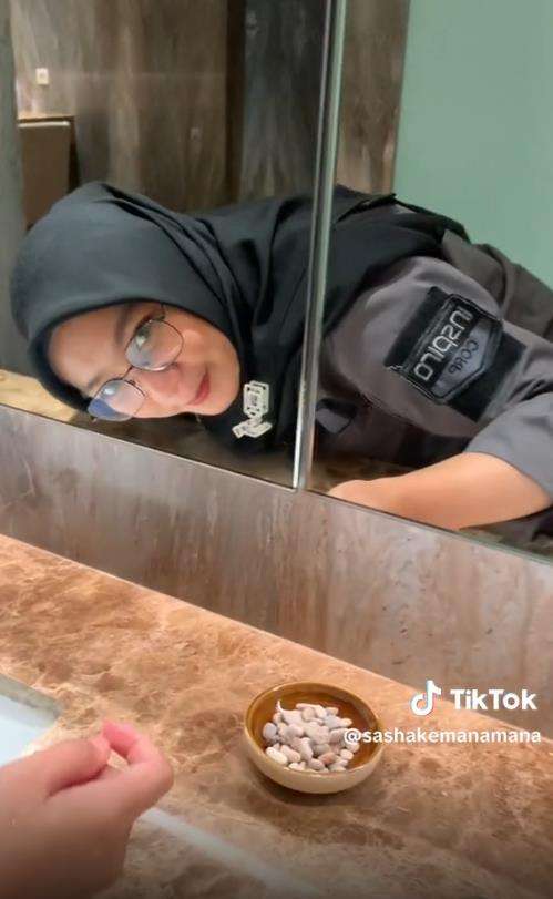 Bingung cari sabun di toilet hotel mewah di Jakarta.